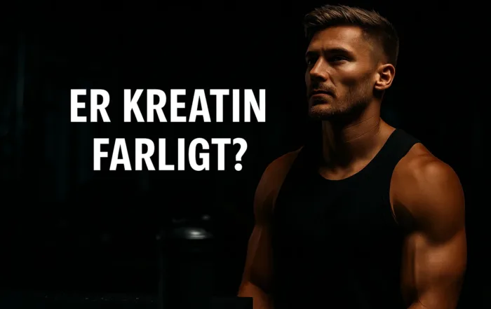 Ung muskuløs mand i mørkt fitnesscenter med fokus på kreatin-spørgsmål – illustrerer artiklen om hvorvidt kreatin er farligt og sikkert at bruge til træning.